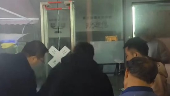 商铺大门紧锁（视频截图）