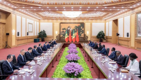 6月27日上午，国家主席习近平在北京人民大会堂会见来华出席夏季达沃斯论坛的塞内加尔总理松科。新华社记者 翟健岚 摄