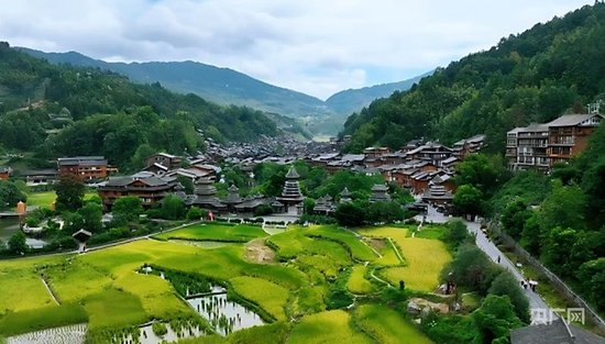  肇兴侗寨青瓦木楼错落相连，青山环绕（央广网记者 任振国 摄）