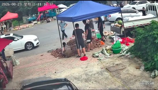 ▲摊主发布的视频截图