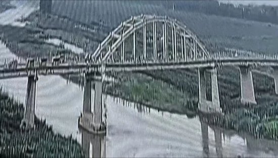 桥板脱落致赵鑫水坠桥的监控瞬间。本文图片均为 受访者 供图