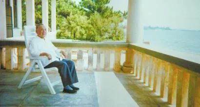 ·1992年，邓林在北戴河为邓小平拍的照片。