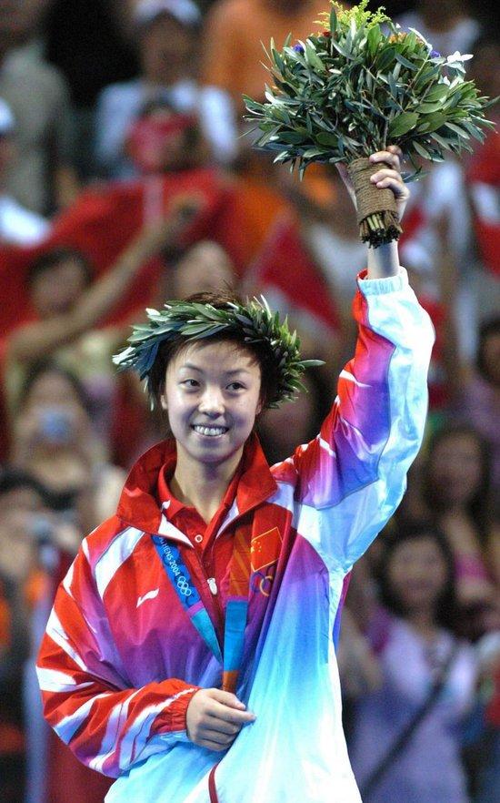 2004年8月22日,在雅典奥运会乒乓球女子单打决赛中,中国选手张怡宁夺得冠军。新华社记者 徐家军 摄