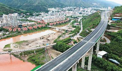 今年7月27日，云南省红河哈尼族彝族自治州元江至蔓耗高速公路红河至元阳段顺利建成实现试通车，两地的车程将由原来的一小时缩短为半小时，当地开放发展有了更坚实的基础。龙 俊摄（人民视觉）