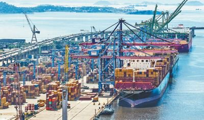 巴西国会日前通过一项经济对等法案，授权政府采取措施应对美方贸易壁垒。美国频频加征关税之际，巴西正通过拓展国际市场、扩大自由贸易“朋友圈”等举措应对美贸易保护主义。图为近日在巴西里约热内卢拍摄的一处港口。 新华社记者 王天聪摄