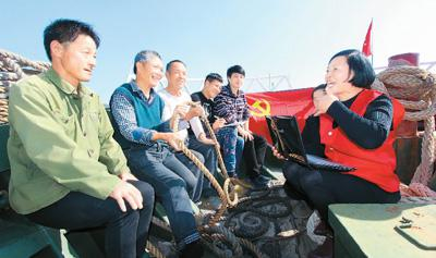 　　11月28日，浙江台州路桥区金清镇剑门港村渔港码头，该村党支部在码头停泊的渔船上召开党支部会议，让渔船成为驶向大海的“红船”。蒋友亲 刘慧华摄（人民视觉）