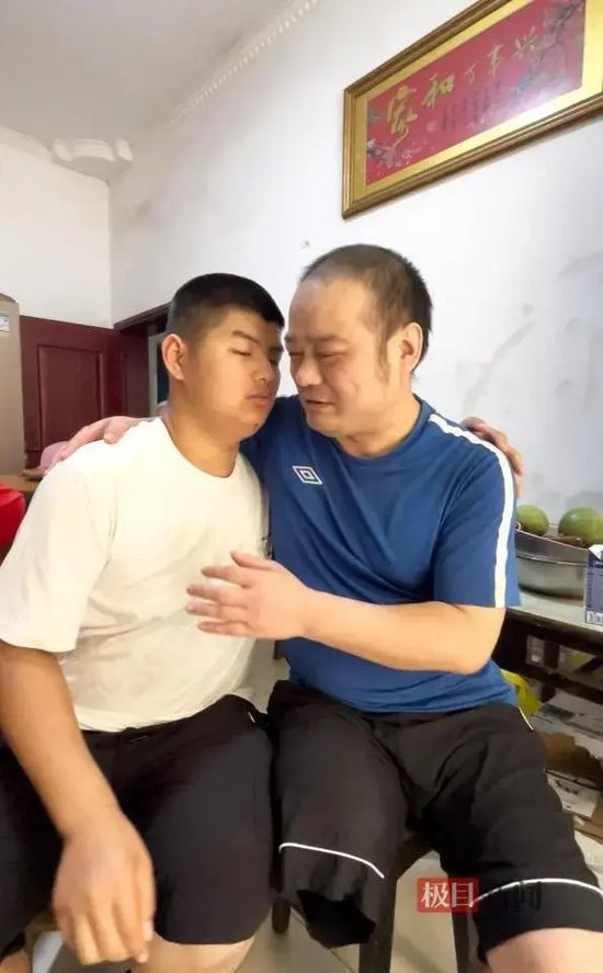 李庆章成（左）和父亲李俊。（极目新闻记者 黄志刚 摄）