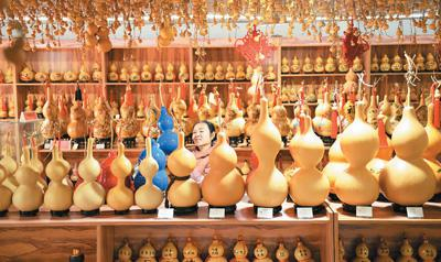 　　山东聊城让传统葫芦搭上“电商快车”，使葫芦产业成为助力乡村振兴的重要引擎。孔晓政摄（人民视觉）