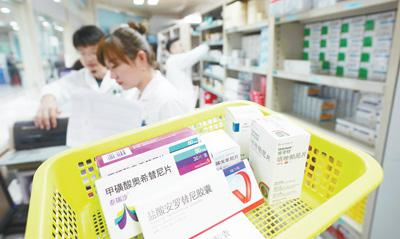 北京大学肿瘤医院药房里部分抗癌药。新华社记者 鞠焕宗摄