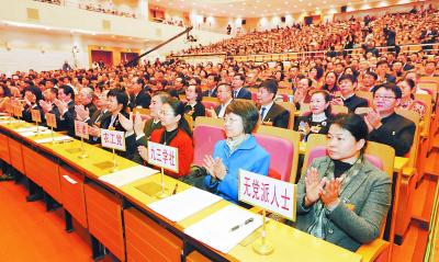 昨天，市政协十三届三次会议隆重开幕，委员们鼓掌通过会议议程。本报记者&nbsp;&nbsp;张立朝摄&nbsp;&nbsp;