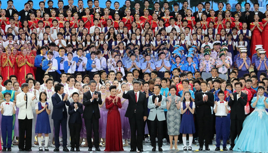 2017年6月30日晚，习近平主席在香港会展中心同全场一起高唱《歌唱祖国》新华社记者马占成摄