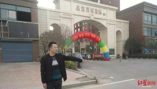 姜磊所指为事发地点 受访者供图