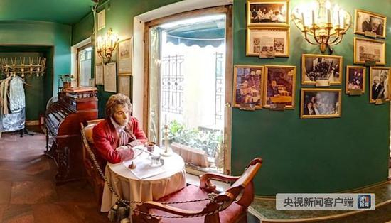 　　△咖啡馆一楼靠窗的座位，至今安放着普希金的蜡像。据说，1837年1月27日，普希金正是从这里喝完最后一杯咖啡，直接奔赴决斗地点，不幸在决斗中英年早逝。（资料图）