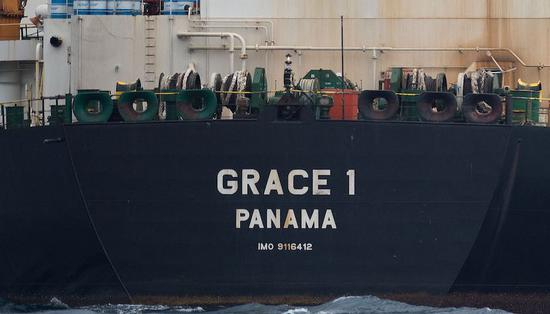 悬挂巴拿马国旗的格雷斯1号油轮。图片来源：视觉中国