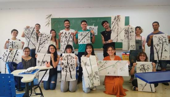 巴西学生在孔子学院体验中国文化。巴西有10所孔子学院，是拥有孔子学院数量最多的拉美国家。