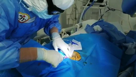 4月10日，潘寅兵为患者植入透析导管。新京报记者 王双兴 摄