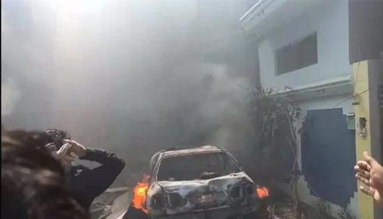 飞机坠入居民区引发大火浓烟