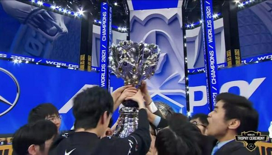 EDG战队举起冠军奖杯。&nbsp;截屏图