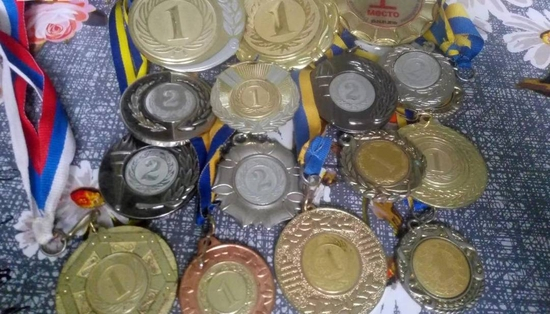 一场大火后，娜娜仅存的体操比赛奖牌