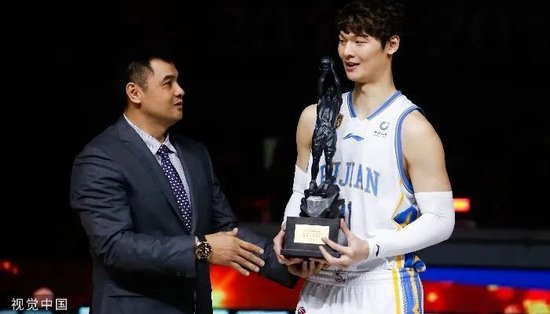  王哲林当选2018-2019赛季CBA常规赛MVP