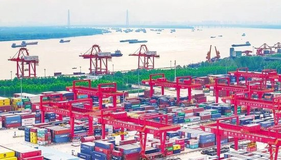  7月20日，长江之畔，武汉阳逻港一片繁忙。 （湖北日报全媒记者 薛婷 见习记者 张思涵 摄）
