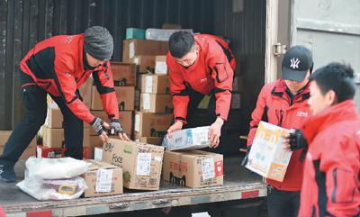 快递员们在分拣包裹。　　翁奇羽摄（人民视觉）