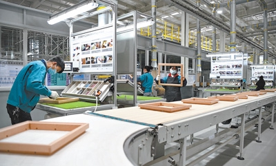 江西省赣州市南康区美克数创智造园里，工人正在数字化车间加工生产绿色家居用品。