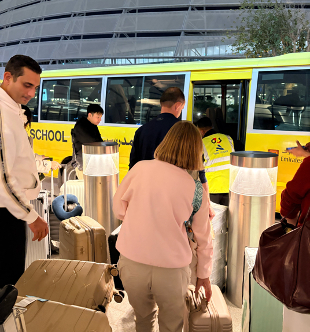 阿布扎比国际机场调用校车免费接驳旅客