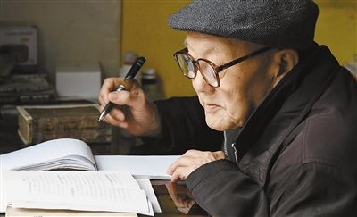 张富清在家里看书学习（资料照片）。　　新华社记者 程 敏摄