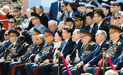 2015年5月9日，俄罗斯举行纪念卫国战争胜利70周年盛大庆典。国家主席习近平和来自世界约20个国家和地区及国际组织领导人出席庆典。这是习近平和夫人彭丽媛同普京等领导人出席红场阅兵仪式。新华社记者 鞠鹏摄