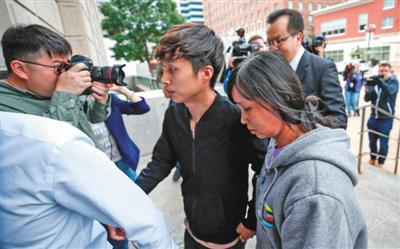 　　当地时间6月12日，美国伊利诺伊州皮奥里亚，章莹颖的母亲叶丽凤（右）和弟弟章新阳(中)抵达联邦法院。图/视觉中国