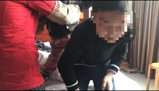吴林（化名）在宾馆里。&nbsp;&nbsp;&nbsp;&nbsp;新京报记者 王昆鹏 摄