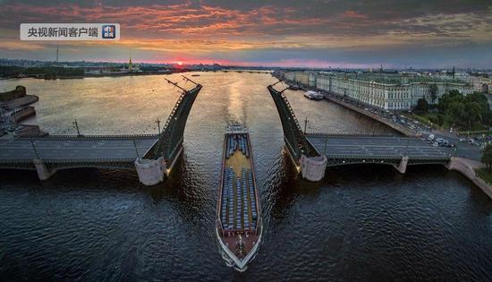 △开桥现场。（图片来源于国广中俄头条客户端）