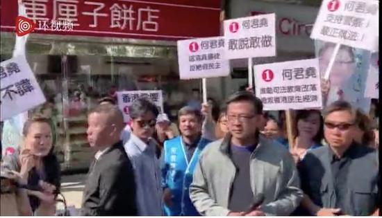 △何君尧受伤后重返街头参与竞选活动