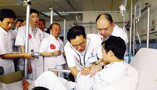 ·钟南山为患者听诊（资料图片）