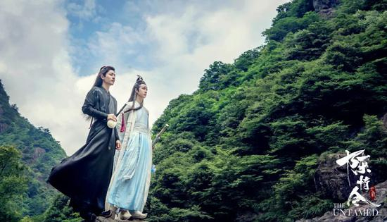 　　肖战的成名作《陈情令》剧照。图 1 为肖战与王一博在剧中形象，图 2 为肖战个人定妆照。图片来源 | 新浪微博 @陈情令官微