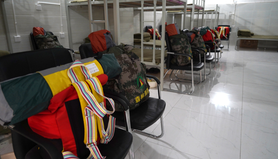 4月4日，在四川省宁南县森林草原防火专业扑火队营房里摆放着牺牲勇士出发时带的帐篷等物品。新华社记者 王曦 摄