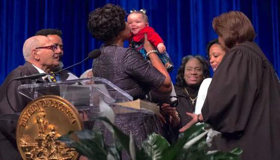 ·&nbsp;2019年，鲍泽带着女儿在就职典礼现场。