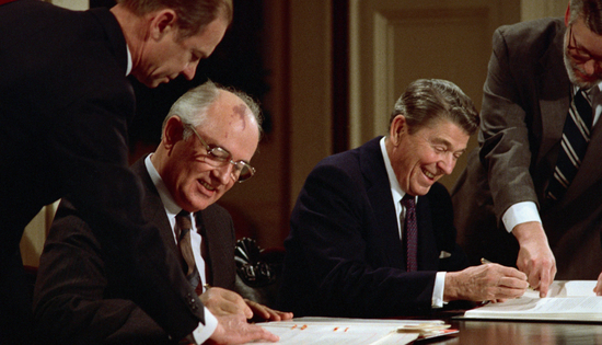 1987年12月8日，美、苏两国首脑在华盛顿签订了《美苏消除两国中程和中短程导弹条约》 资料图