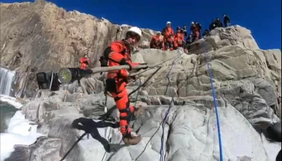  搜救现场视频截图