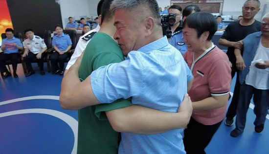 郭刚堂父子顺利认亲。