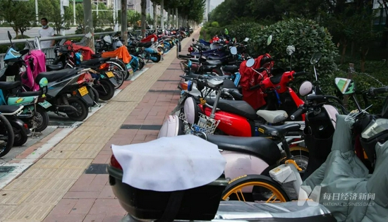  △富士康郑州八大街厂区外职工的电动车