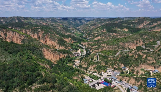 青山环抱的陕西省延安市延川县文安驿镇梁家河村（2019年8月12日摄，无人机照片）。新华社记者 陶明 摄