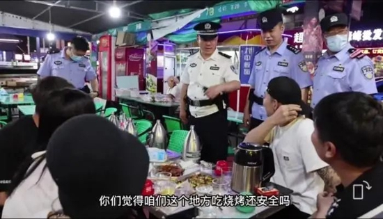 　　6月13日夜间，石嘴山市副市长、公安局局长董立军带领公安、消防、市场监管等部门开展夜间巡查巡防。来源：“平安石嘴山”微信公众号