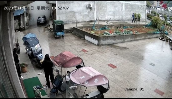 图为事发地隔邻监控视频