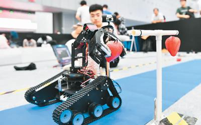 　　10月25日，在广东佛山举行的第二十届中国机器人及人工智能大赛上，一位选手操作智能农业机器人参加采摘比赛。新华社记者 沙达提摄