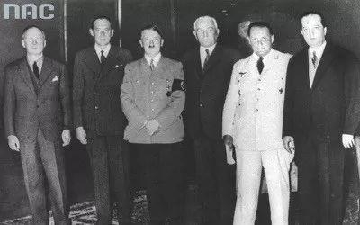  利普斯基（右一）与希特勒合影