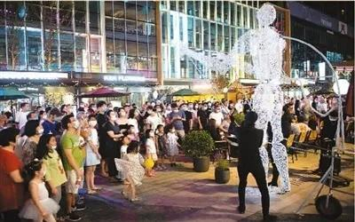 北京望京的一处商业街（图源：新华社）