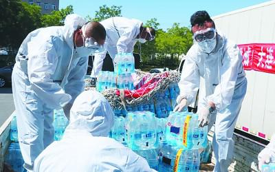 大连青年志愿者搬运防疫保障物资。资料图片