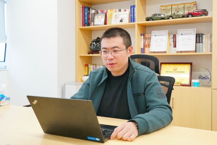 国家新能源汽车技术创新中心副总经理、中国汽车芯片产业创新战略联盟副秘书长邹广才&nbsp; 澎湃新闻记者 周頔 摄